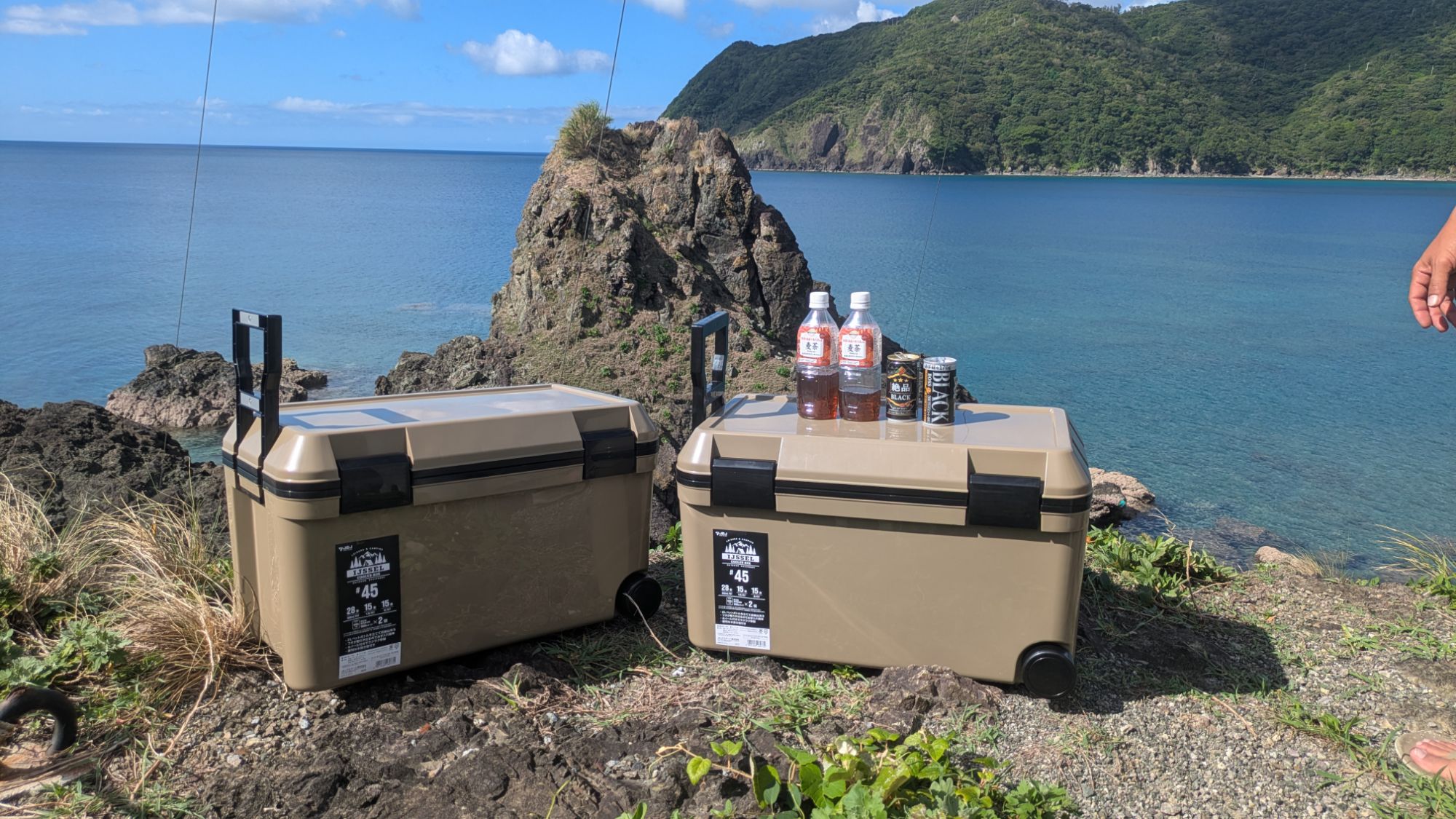 奄美大島の海を背景にした45LレンタルクーラーBOX